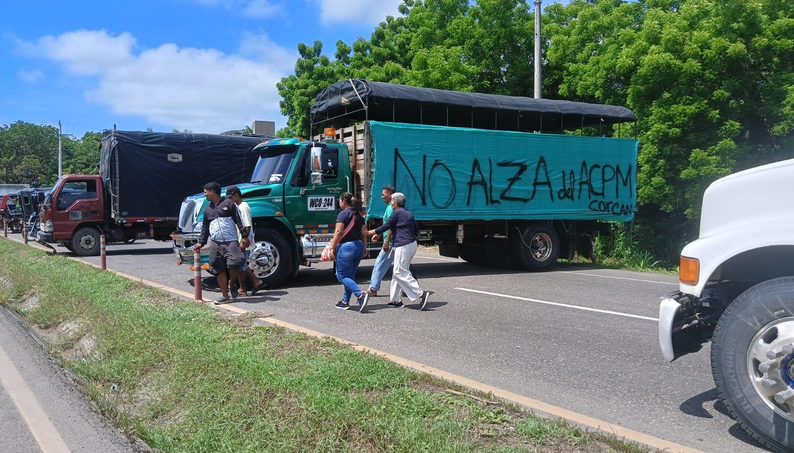 El paro de camioneros se tomó varias vías en el país. 