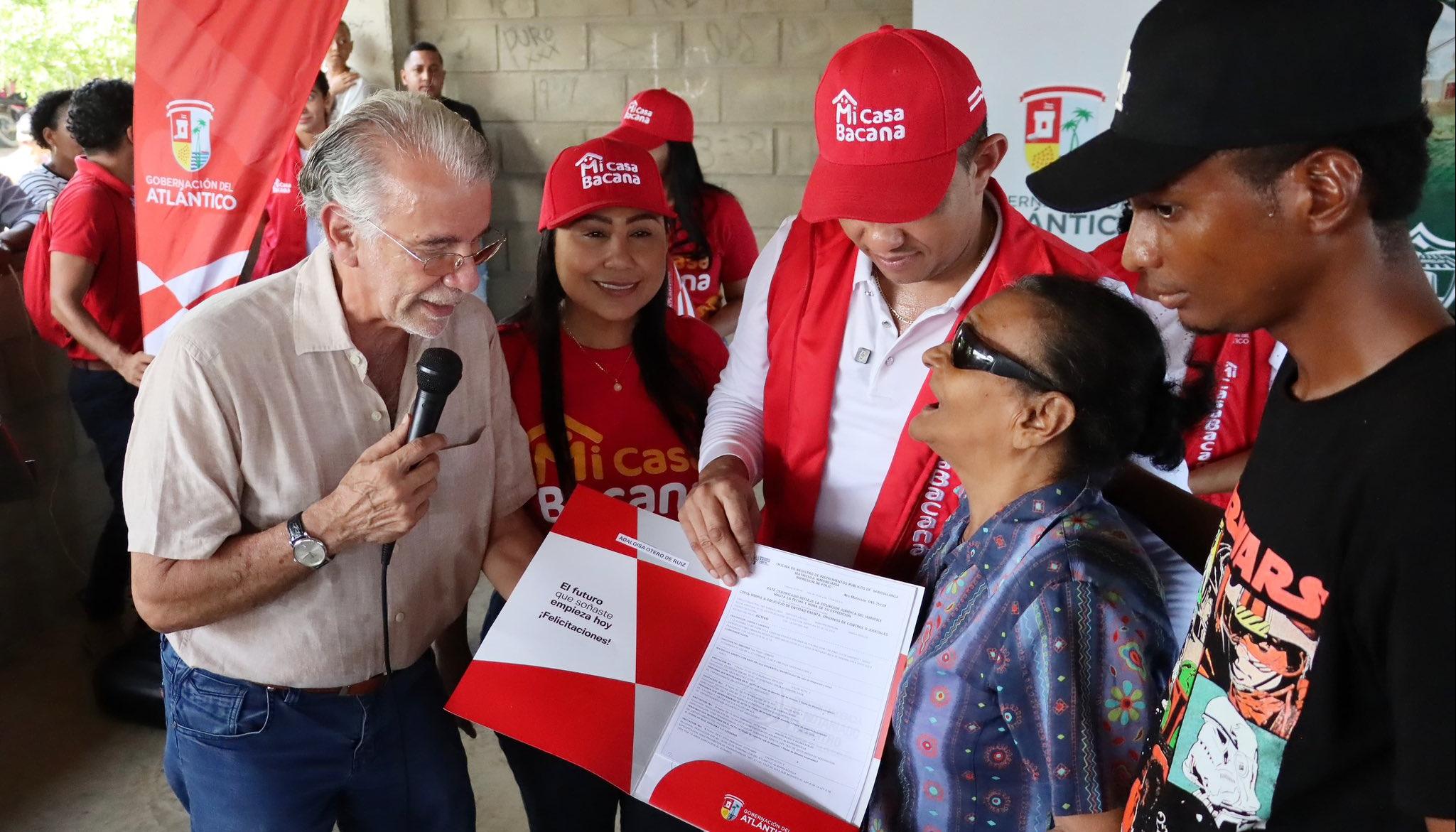 Gobernador Verano durante la entrega de los títulos de propiedad a las familias. 