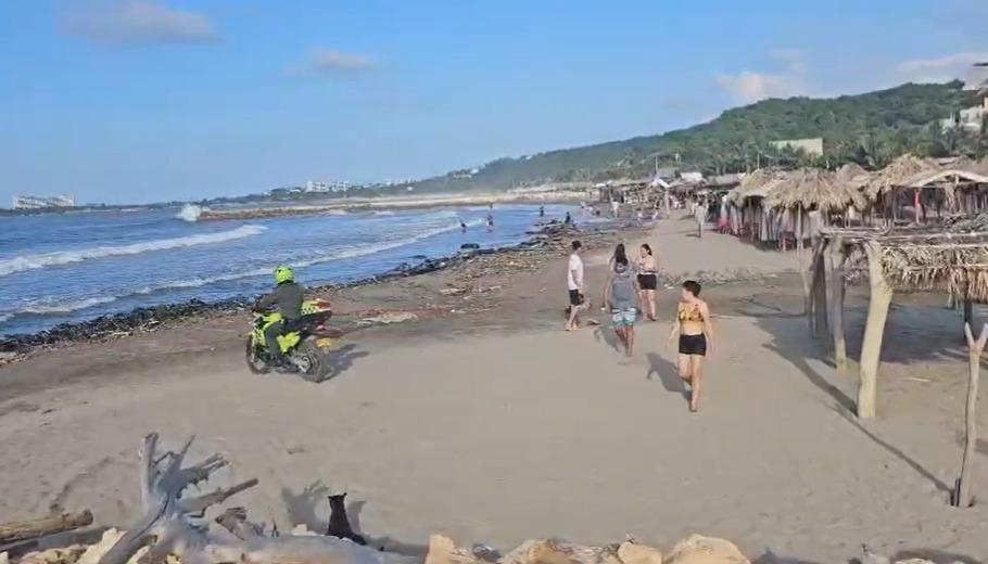 Las autoridades durante el cierre de playas en Puerto Colombia.