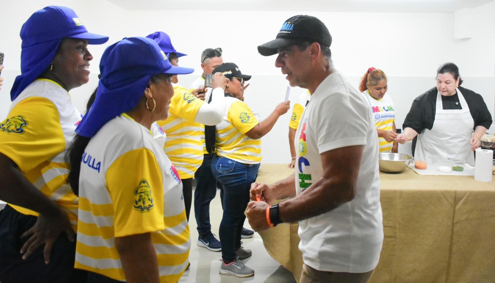 Alcalde Alejandro Char acompañando a las cocineras de Puerto Mocho.