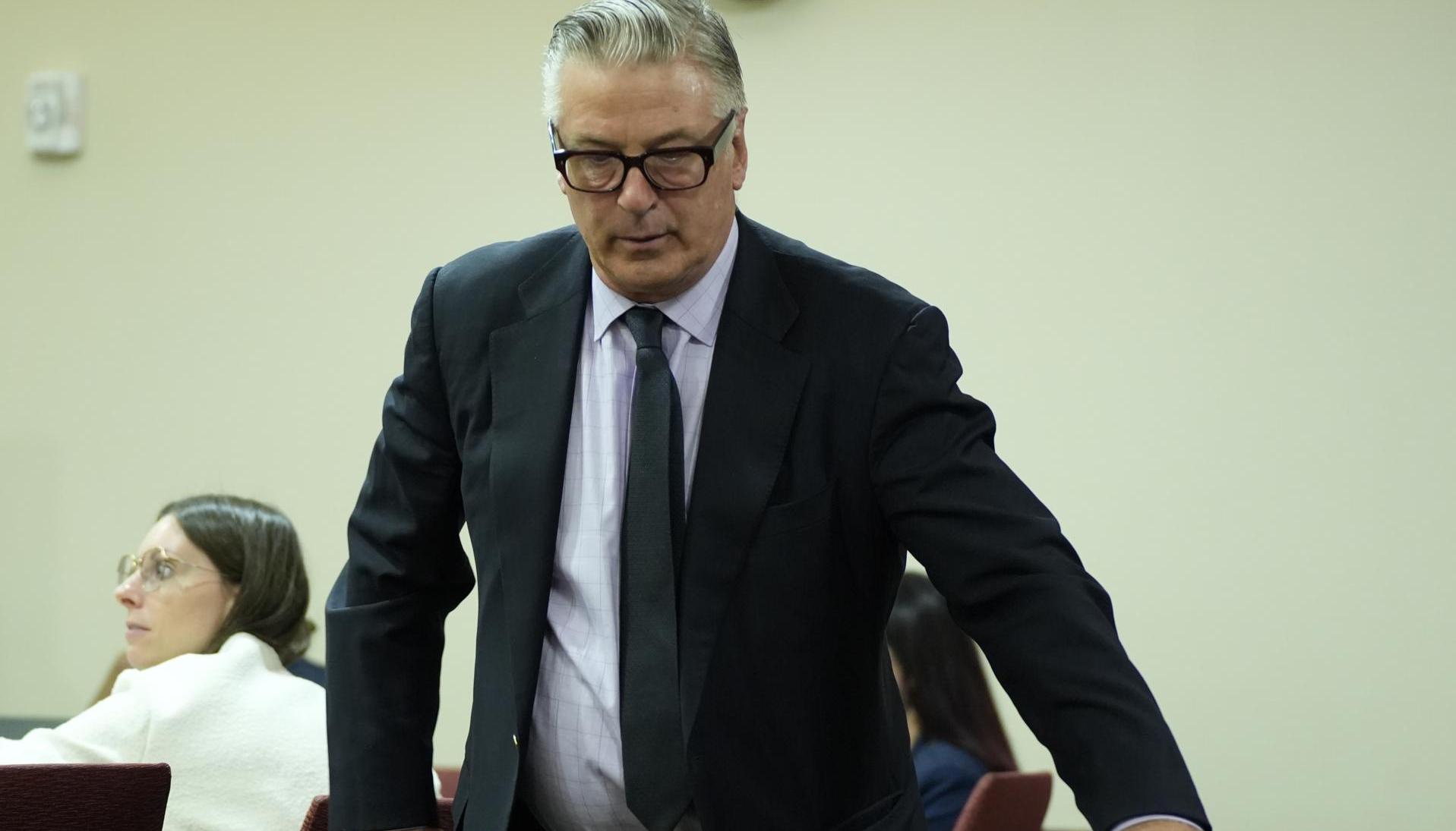 Alec Baldwin asistiendo a su juicio por homicidio involuntario.