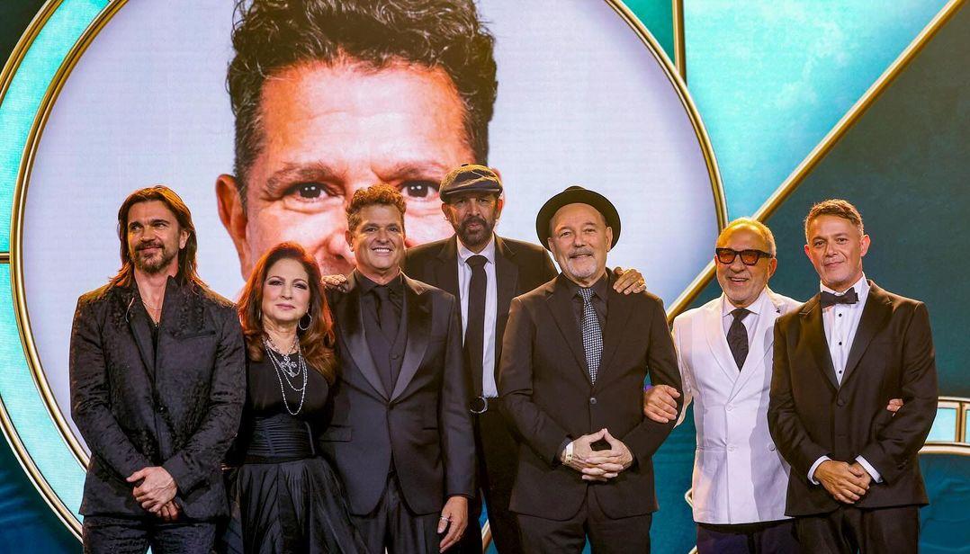 Carlos Vives, junto a sus colegas que le rindieron homenaje en su distinción como Persona del Ano 2024. 