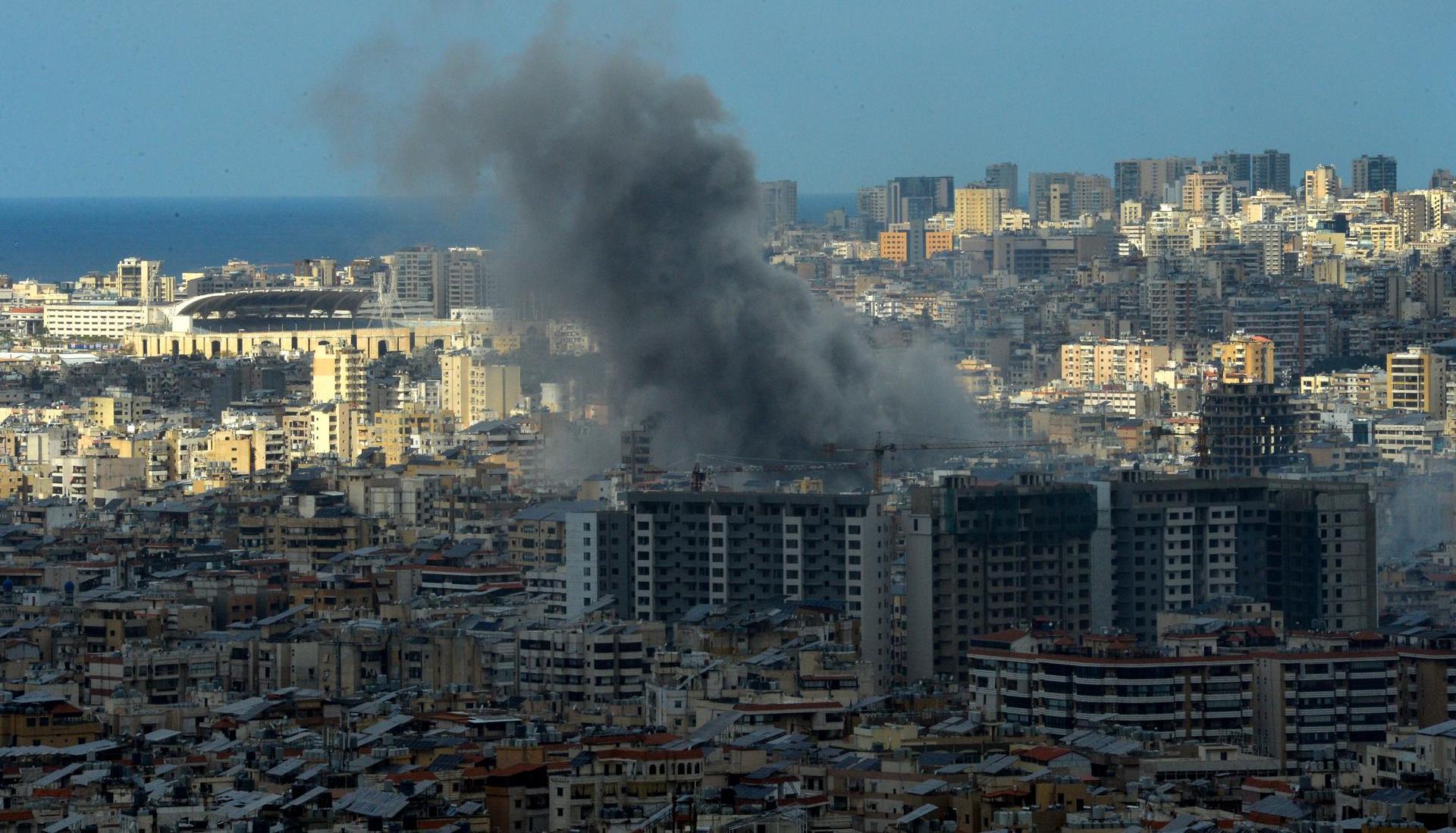 El humo se eleva tras un ataque aéreo israelí en el distrito de Dahieh, al sur de Beirut, Líbano.