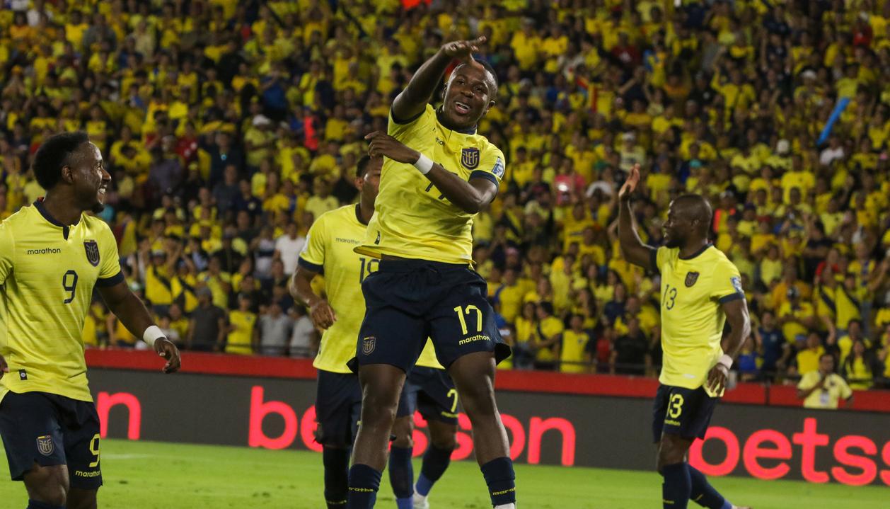 Alan Minda celebra el cuarto gol de Ecuador ante Bolivia, el jueves, en Guayaquil.