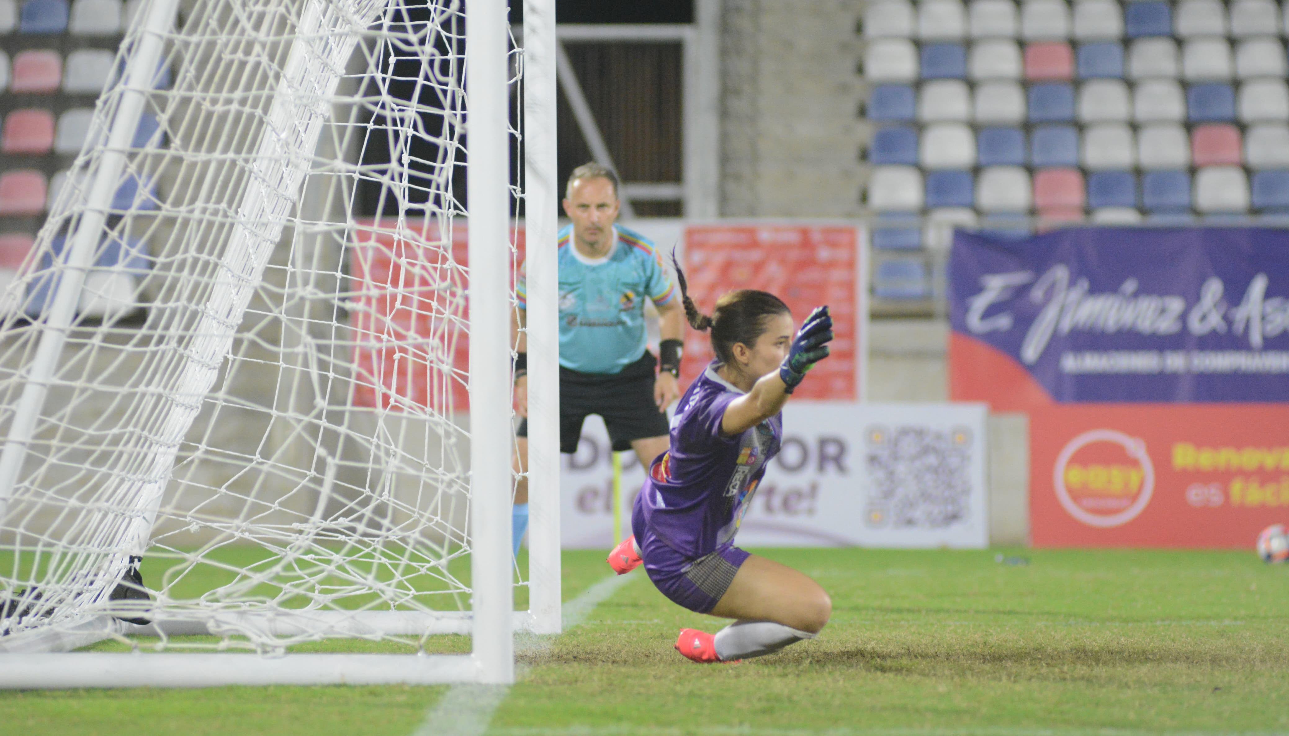 Emily Clavel en el único tiro que le convirtieron desde el punto penal. 