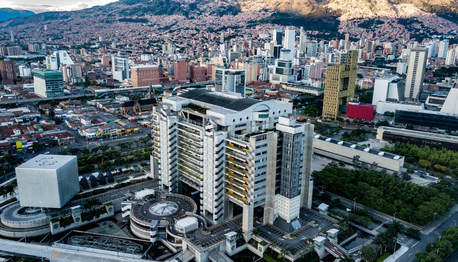 Edificio de EPM (centro) ubicado en Medellín. 