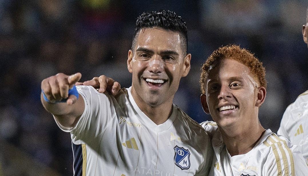 Falcao García celebra con su compañero de equipo Juan José Ramírez. 