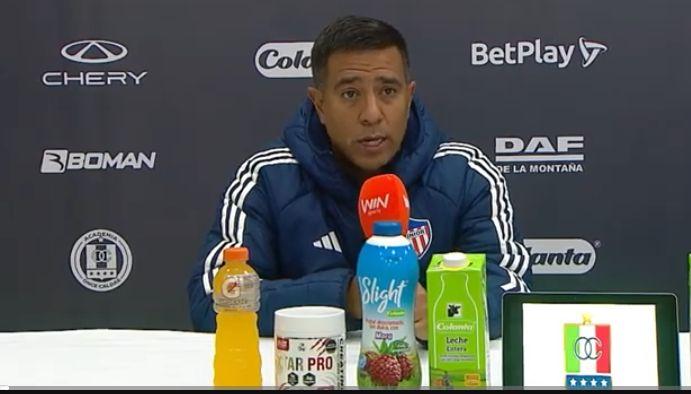 César Farías, técnico del Junior, en rueda de prensa en Manizales. 