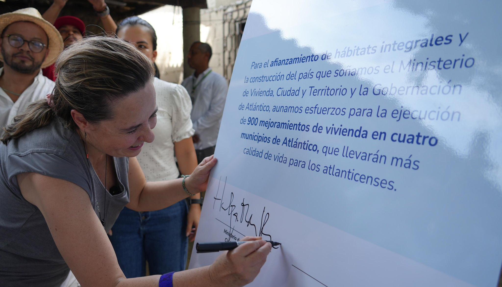 Ministra de Vivienda, Helga Rivas, durante la firma del convenio.