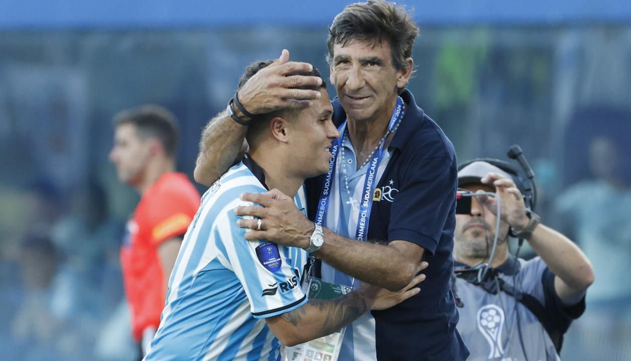 Juan Fernando Quintero y Gustavo Costas celebran el título de la Copa Sudamericana.