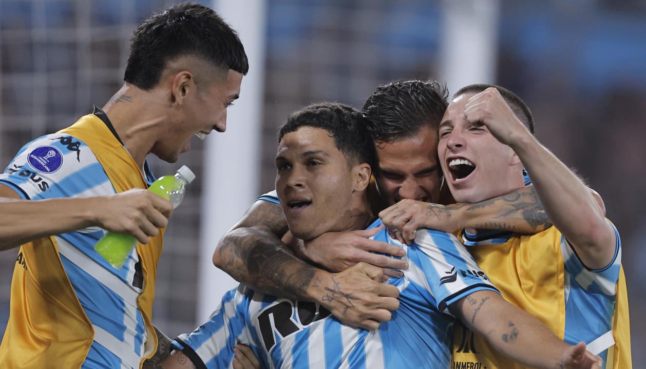 Juan Fernando Quintero celebra con sus compañeros uno de sus goles ante Corinthians. 