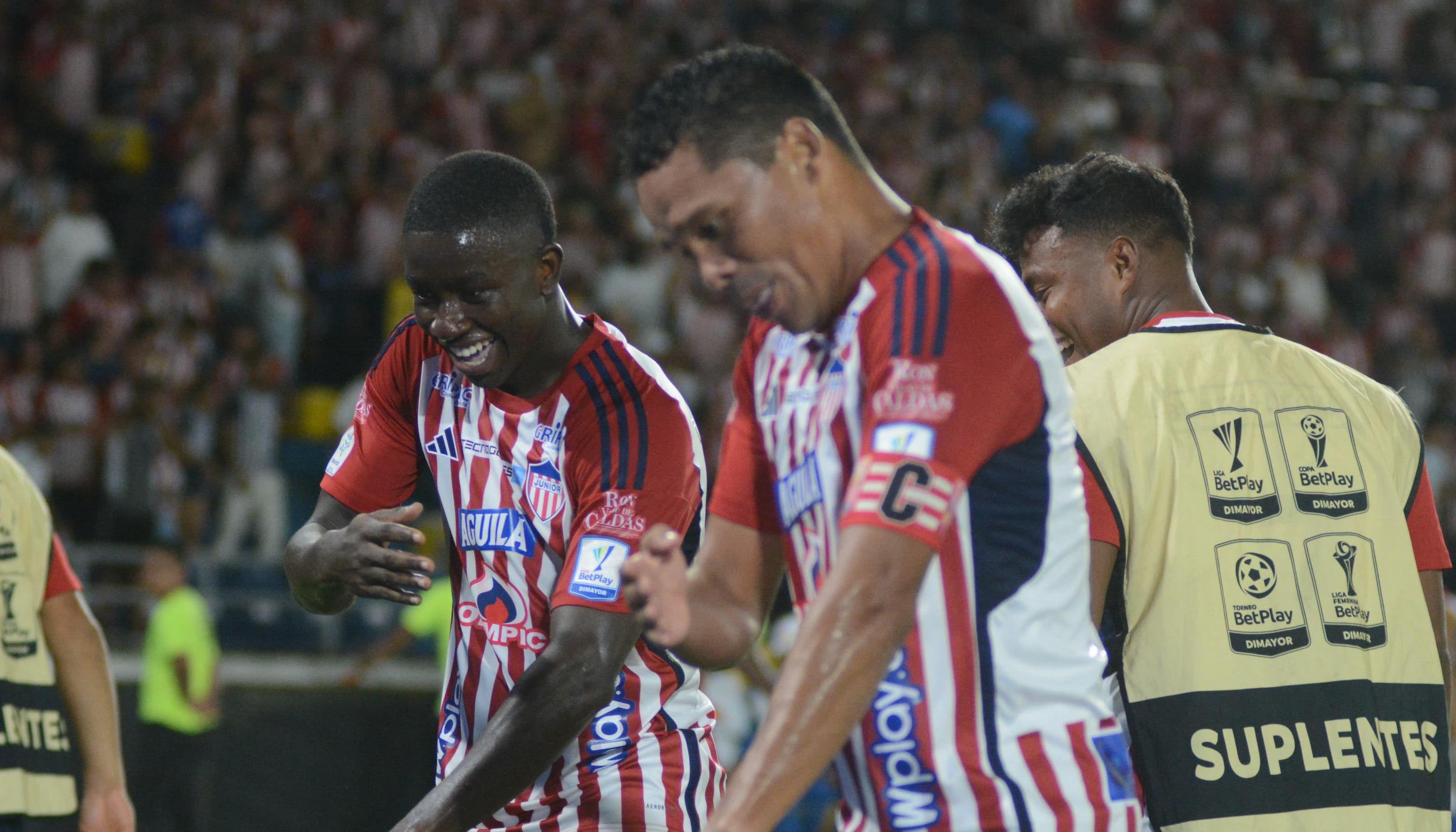 Bacca celebrando su gol a América junto a Yeferson Moreno.