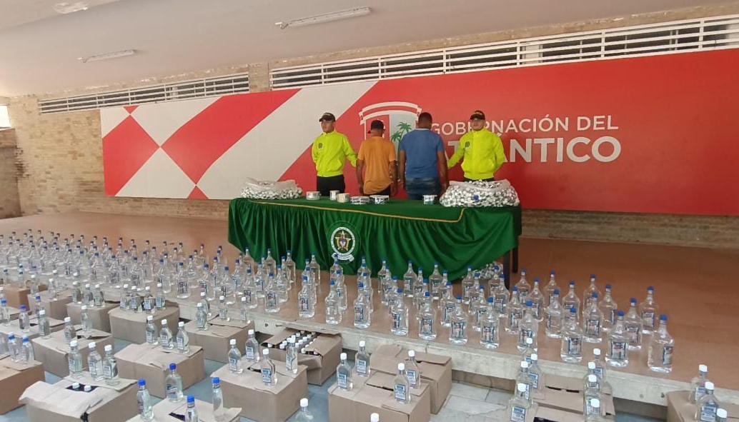 Licor adulterado incautado y personas capturadas.