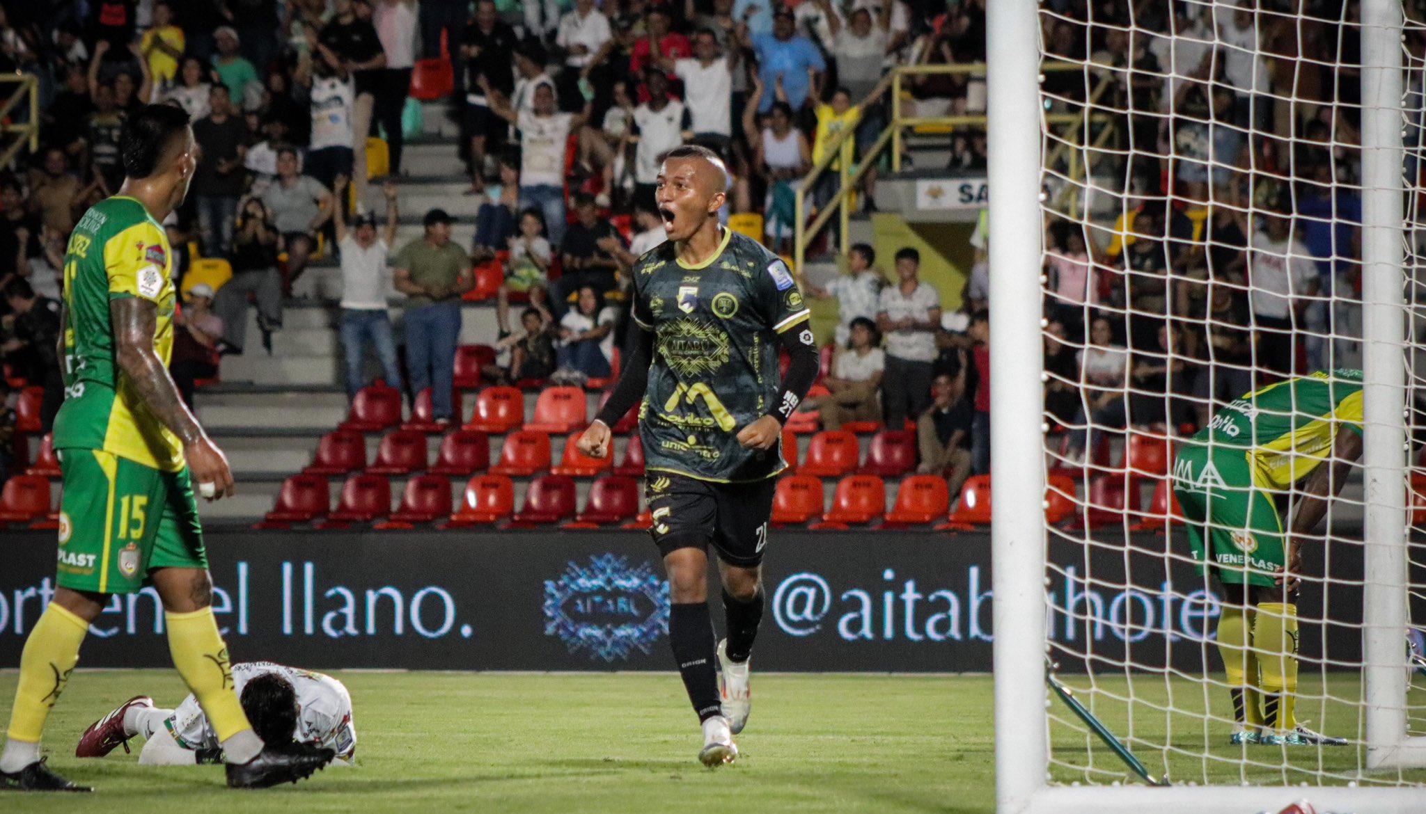 Néider Ospina celebra uno de sus goles ante Real Cartagena. 