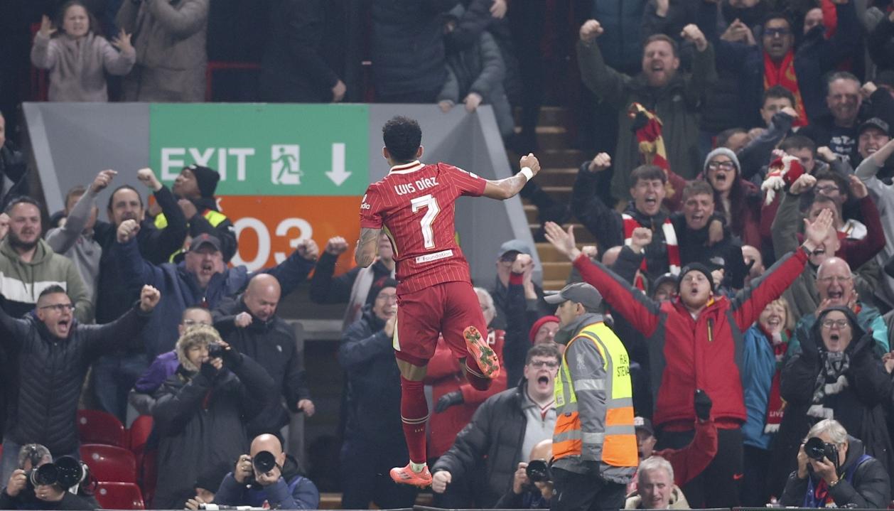 Luis Díaz celebra con los aficionados el primer gol del Liverpool. 