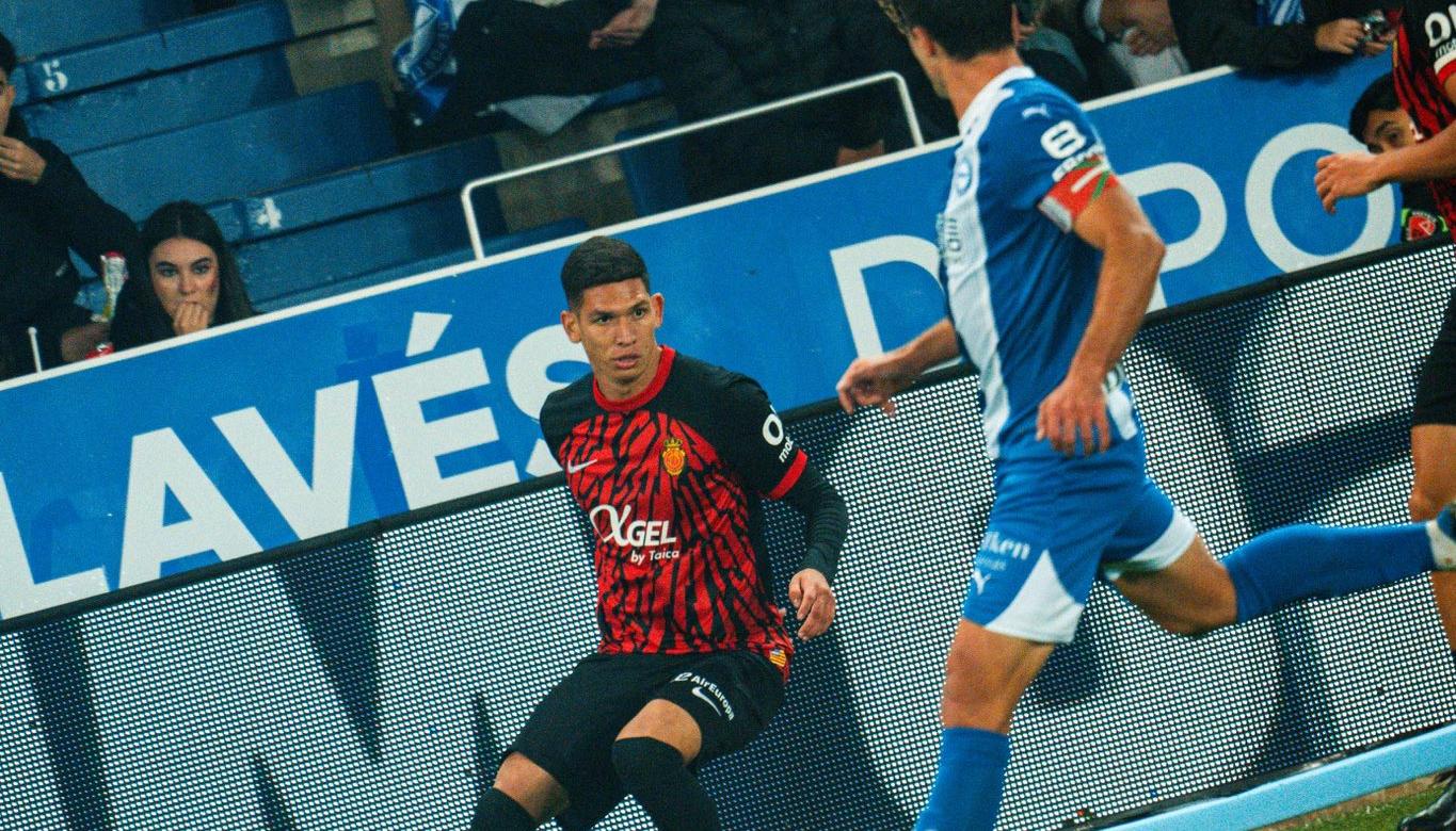 El colombiano Daniel Luna en acción contra el Alavés. 