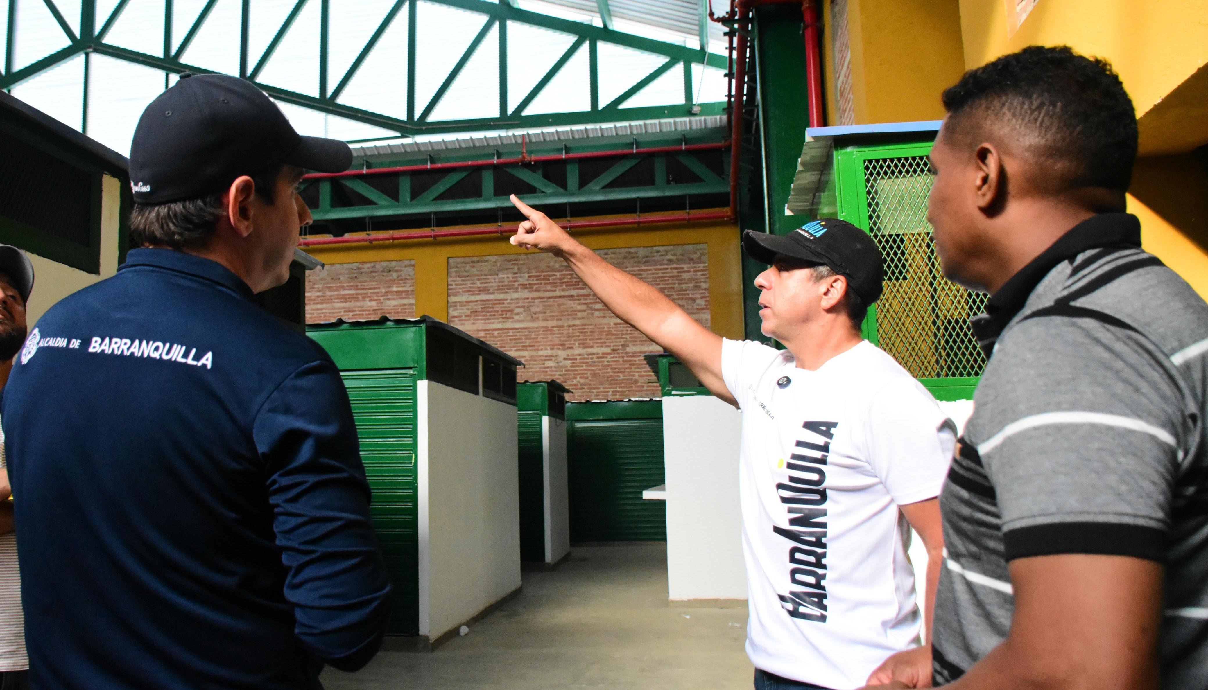 Alcalde Alejandro Char durante la visita de inspección en el mercado de Granos.