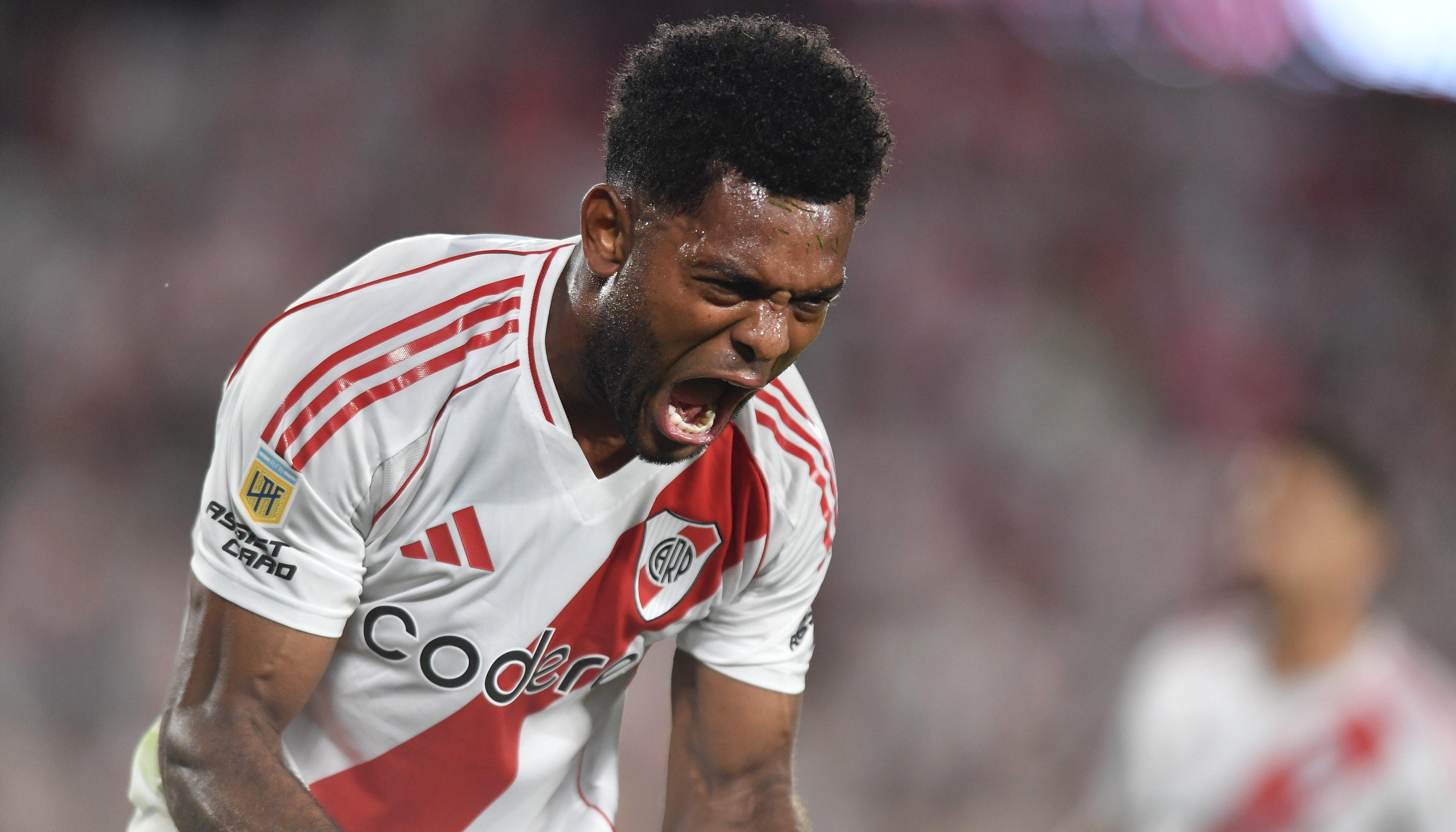 El festejo de Miguel Ángel Borja tras marcar el tercer gol de River ante Banfield.