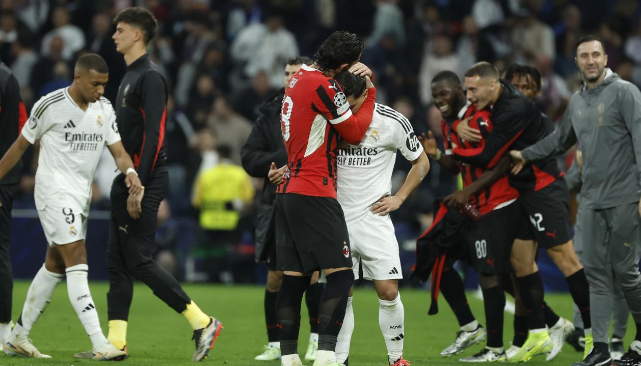 Theo Hernández consuela a Brahim Díaz al final del partido en el Santiago Bernabéu.