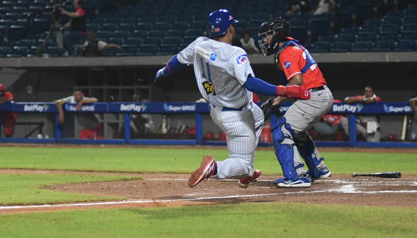 Fabián Pertuz anota la primera carrera de Caimanes, en el primer inning. 