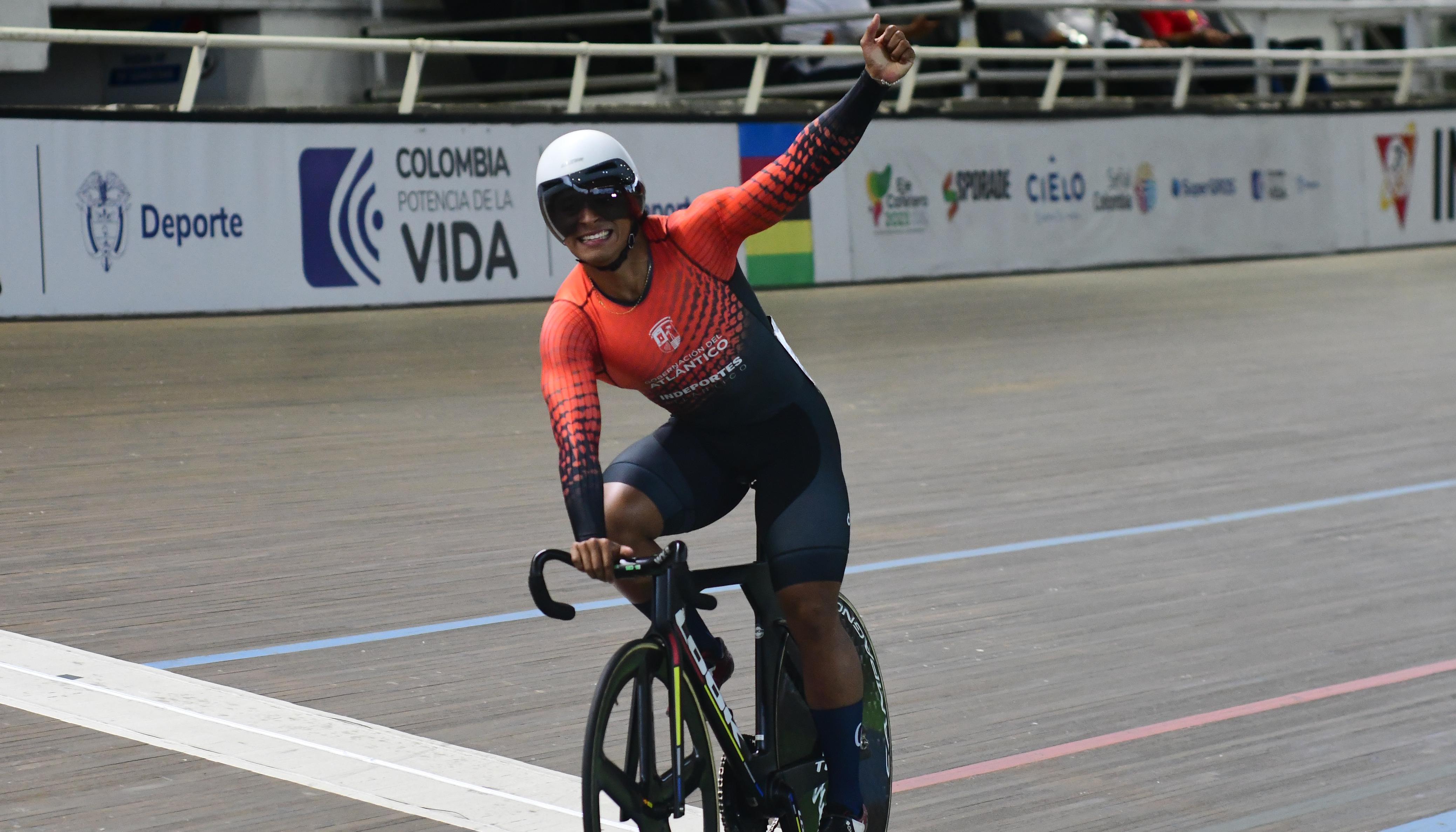 Nicolás Olivera tras imponerse en la prueba de velocidad del ciclismo de pista.