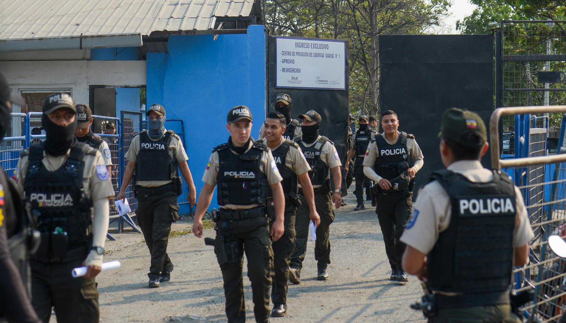 Integrantes de la policía resguardan la entrada la cárcel la Penitenciaría del Litoral.