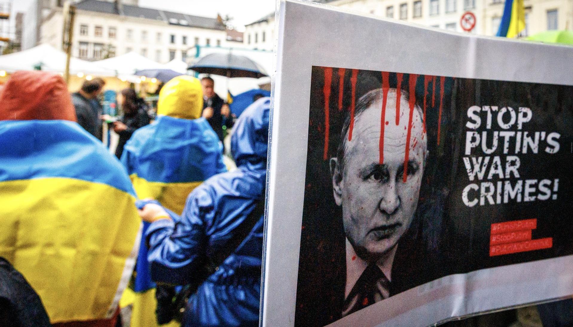 Una pancarta que representa al presidente ruso se exhibe durante una actuación de 'Go-to Ukrainian', una organización que aboga por los intereses de Ucrania.
