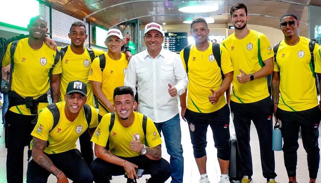 Dumek Turbay con varios jugadores del Real Cartagena. 