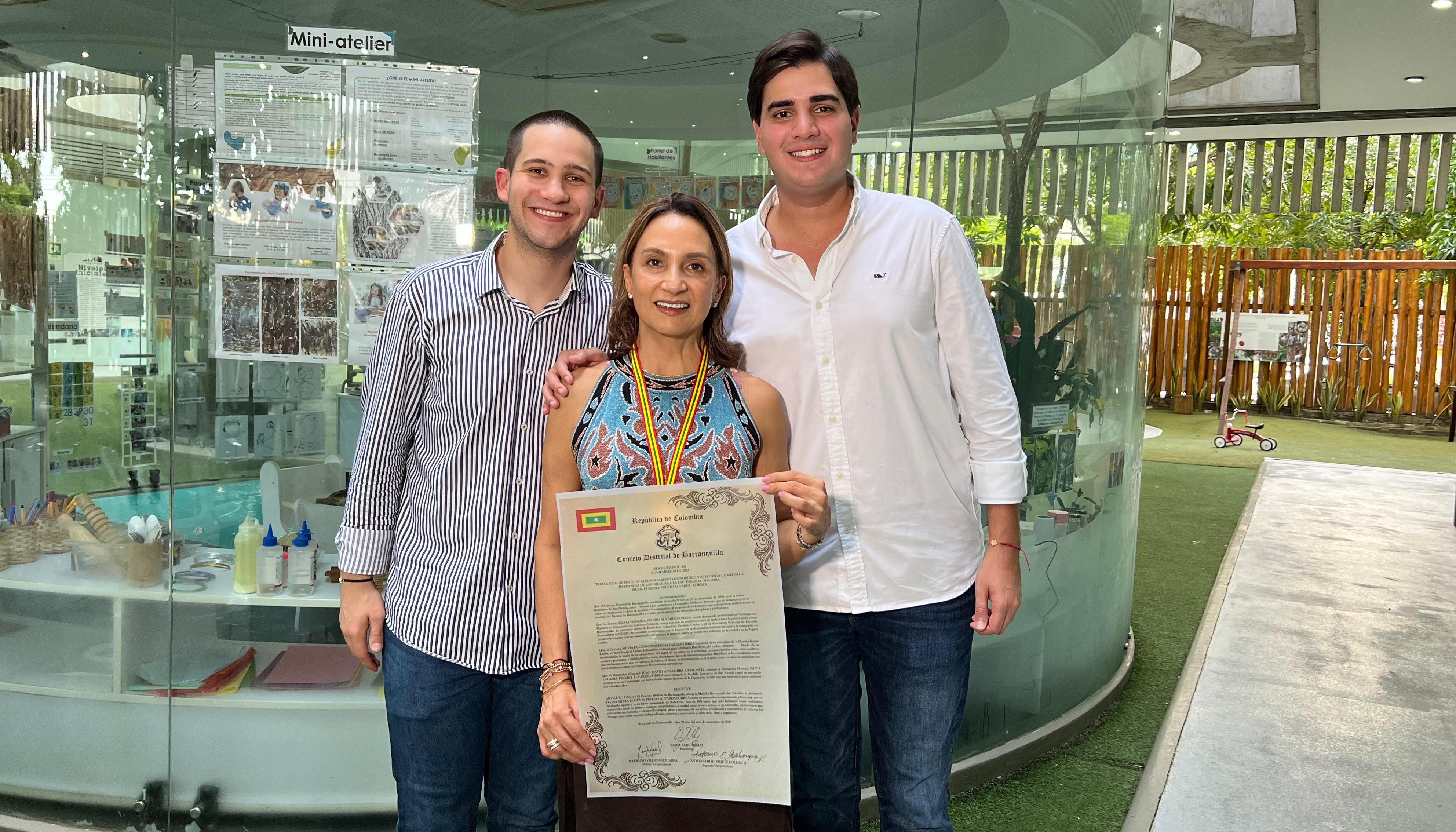 Silvia Pinedo en compañía de los concejales Juan David Abisambra y Rachid Correa.