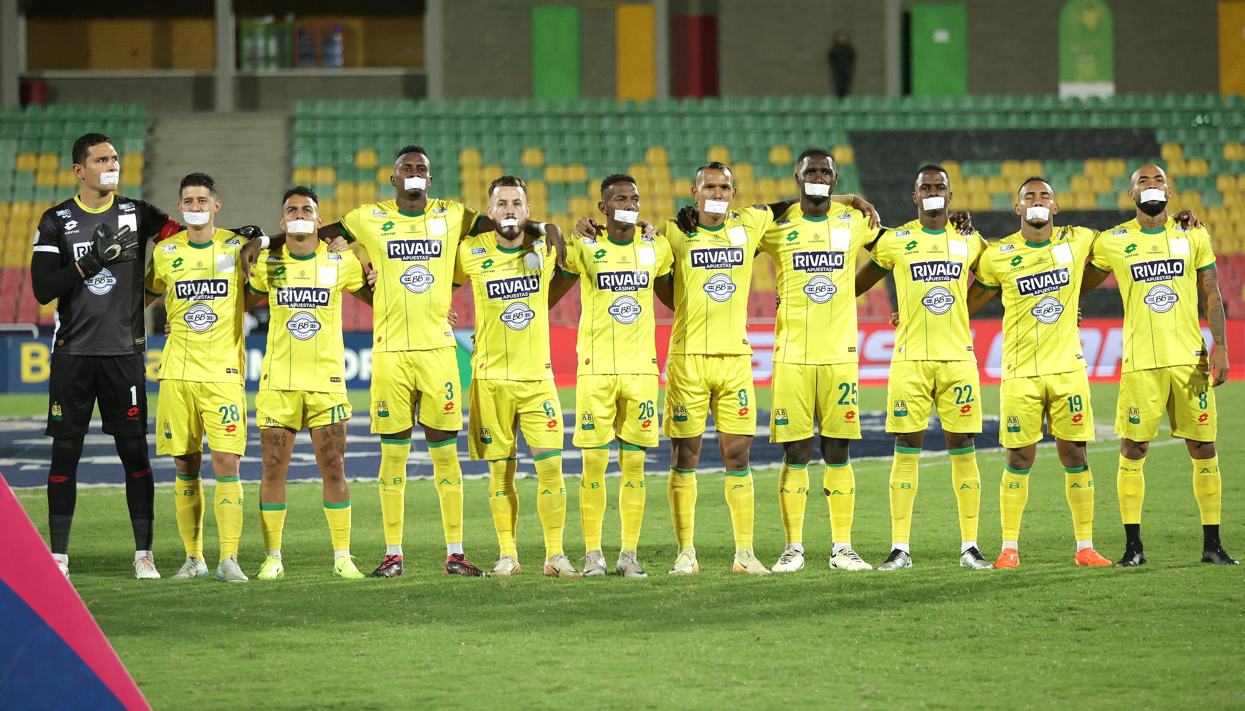 Los once jugadores del Bucaramanga con su boca tapada antes del juego contra Fortaleza.