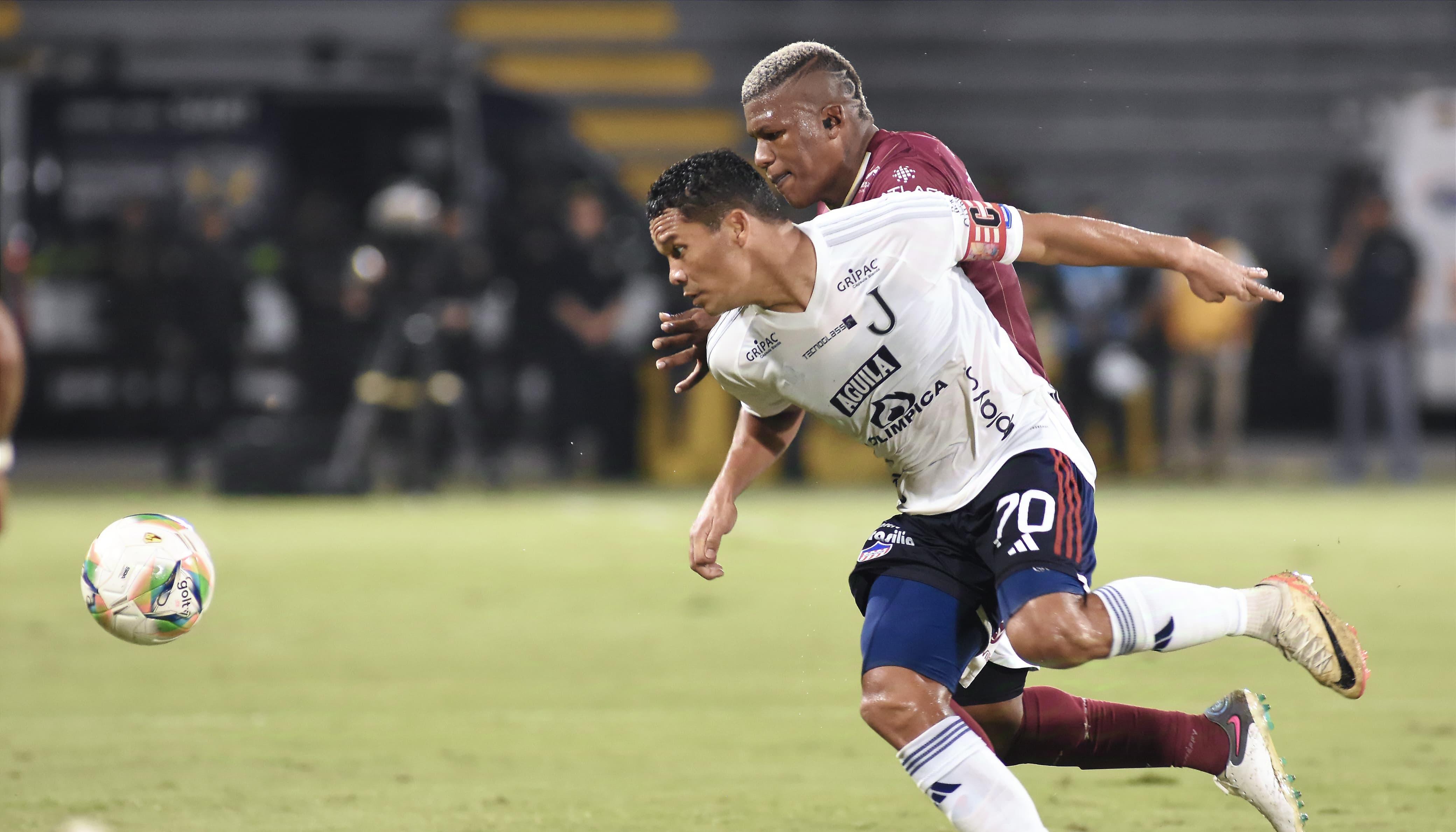 Carlos Bacca disputa la pelota con Marlon Torres.