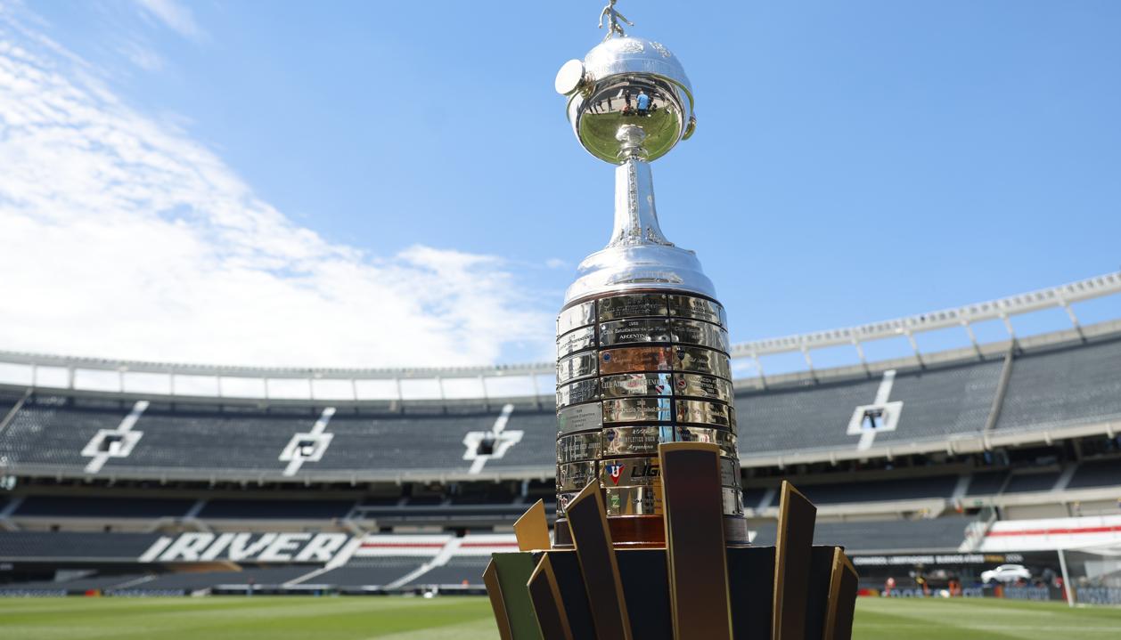 El trofeo de la Copa Libertadores en el escenario de la final, el Monumental de River Plate.