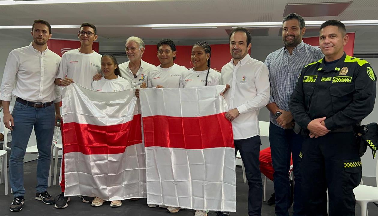 El gobernador Eduardo Verano con los deportistas abanderados para los Juegos Nacionales de la Juentud. 