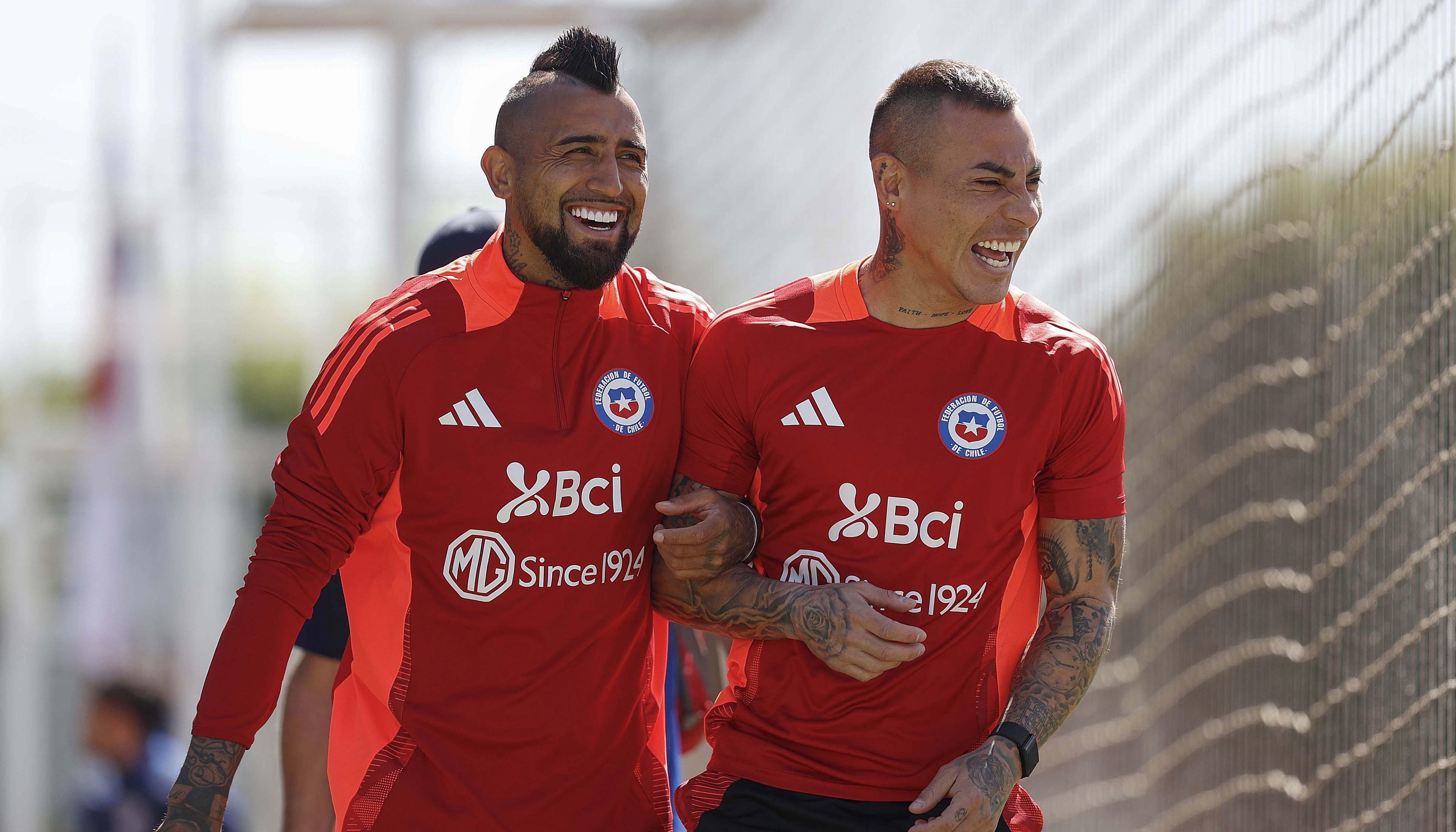 Arturo Vidal y Eduardo Vargas durante un entrenamiento de la selección chilena.  