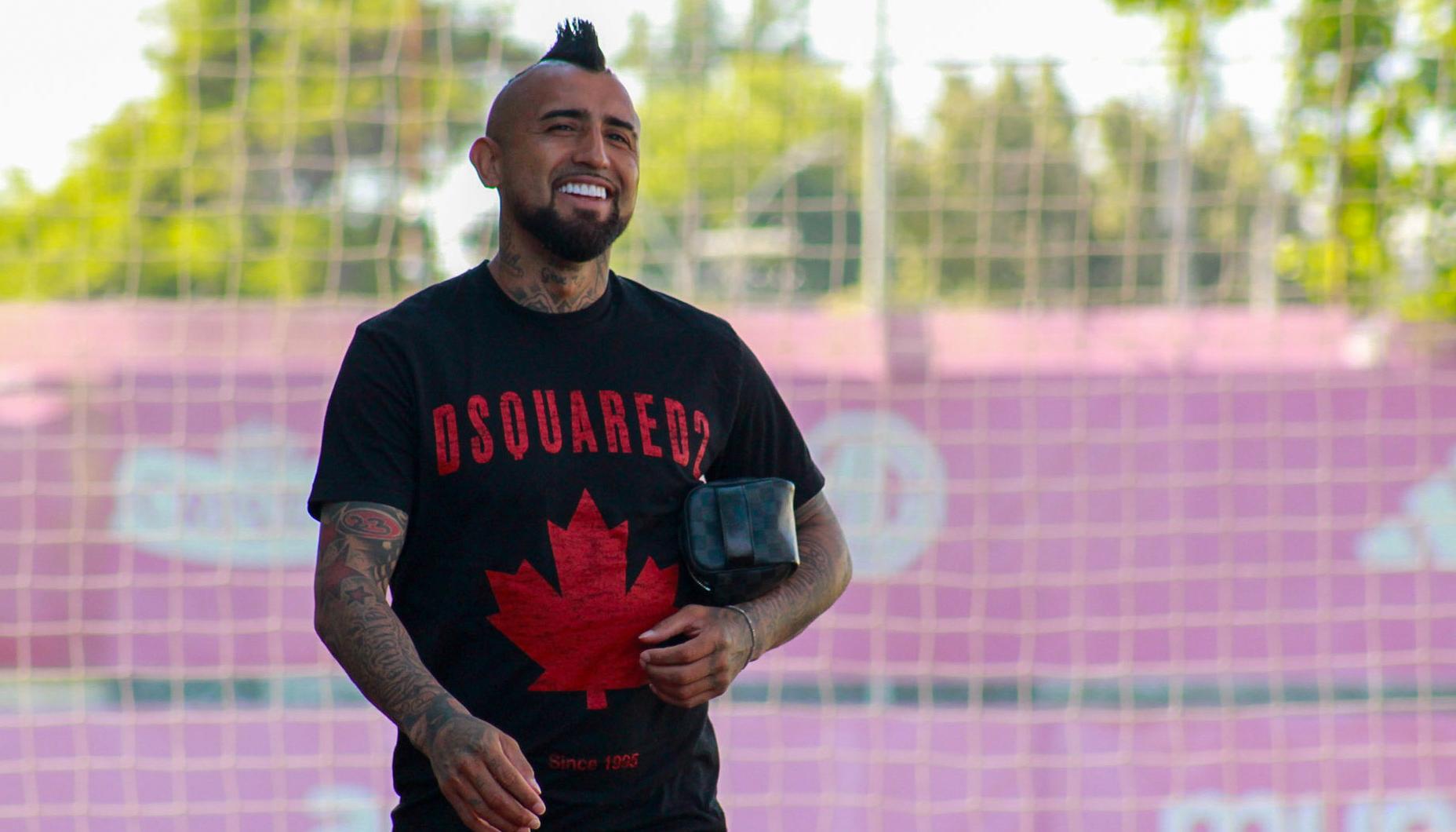 Arturo Vidal a su llegada a la concentración de la selección chilena.