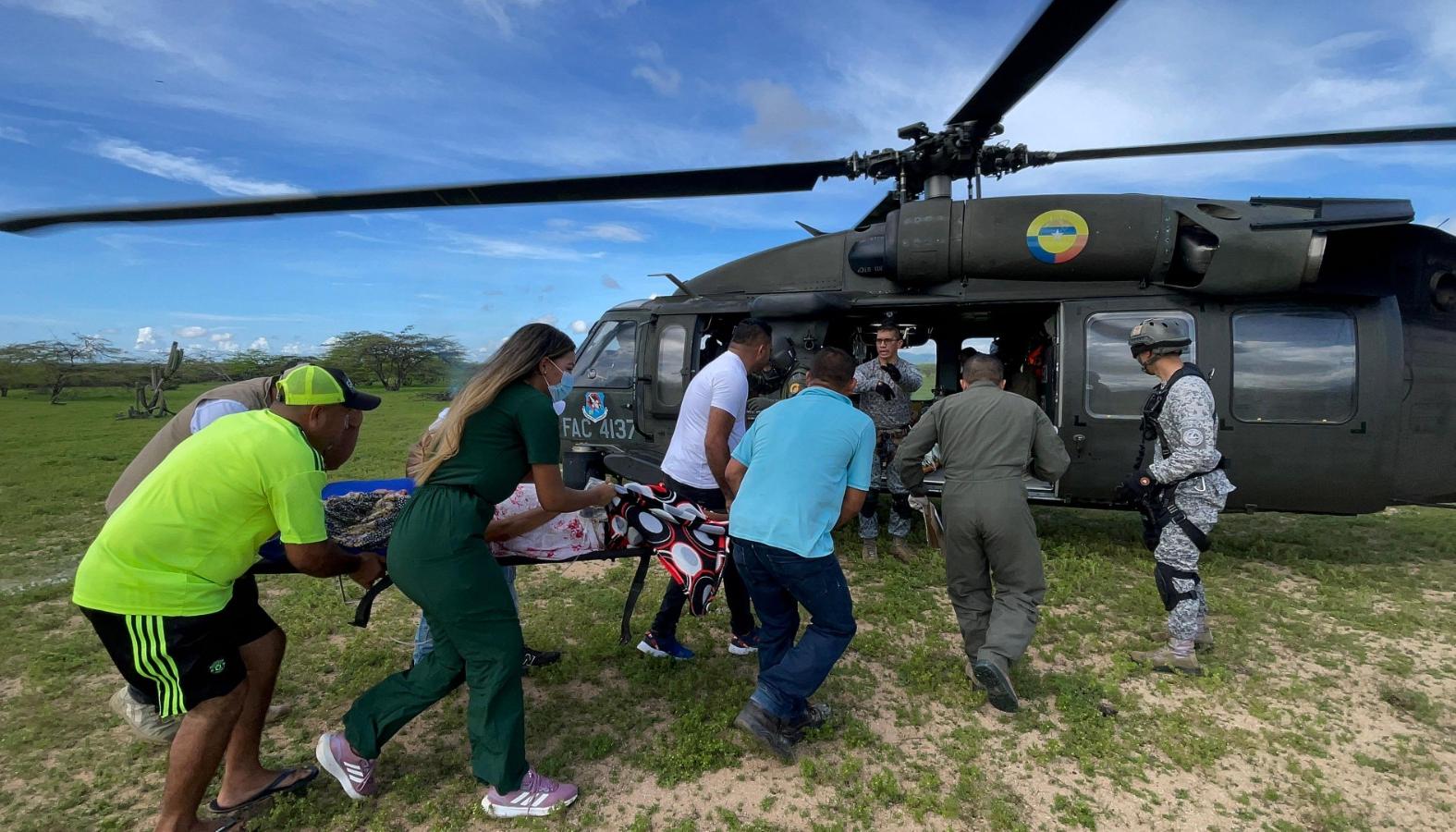 Fuerza Aeroespacial Colombiana con su tripulación y personal médico.