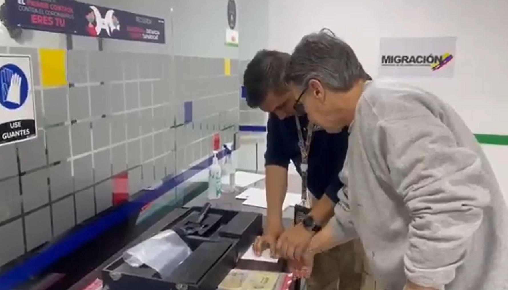 Fabio Ochoa, en proceso de identificación con personal de Migración.