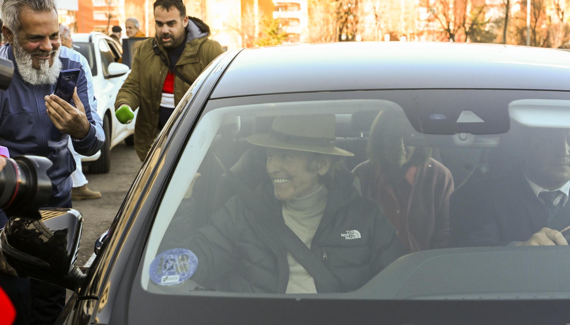 Raphael, saliendo del hospital en Madrid.