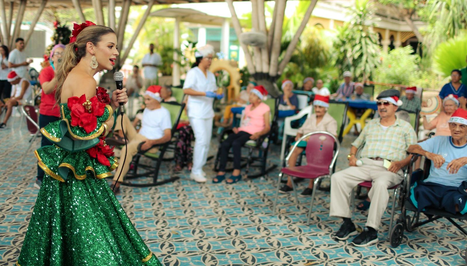 La soberana del Carnaval con los abuelitos del Centro San Camilo. 