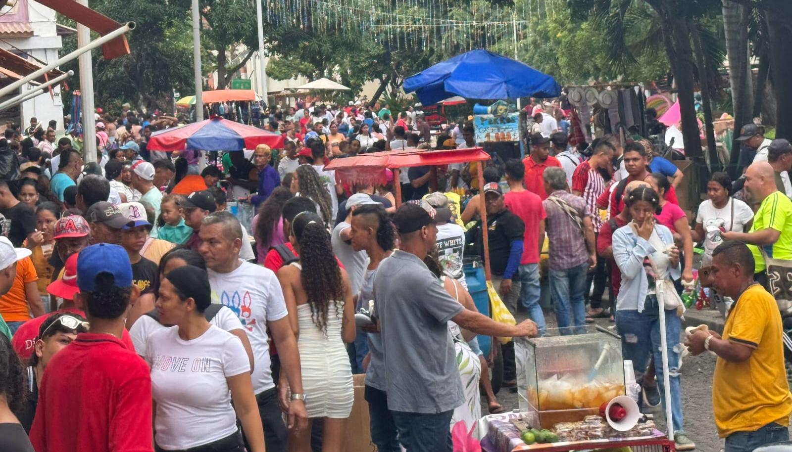 El comercio informal y formal se une en esta época del año.