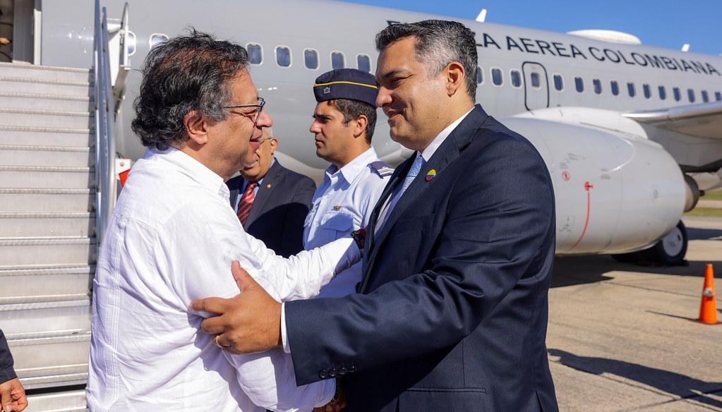 El Presidente Gustavo Petro en su llegada a Uruguay.