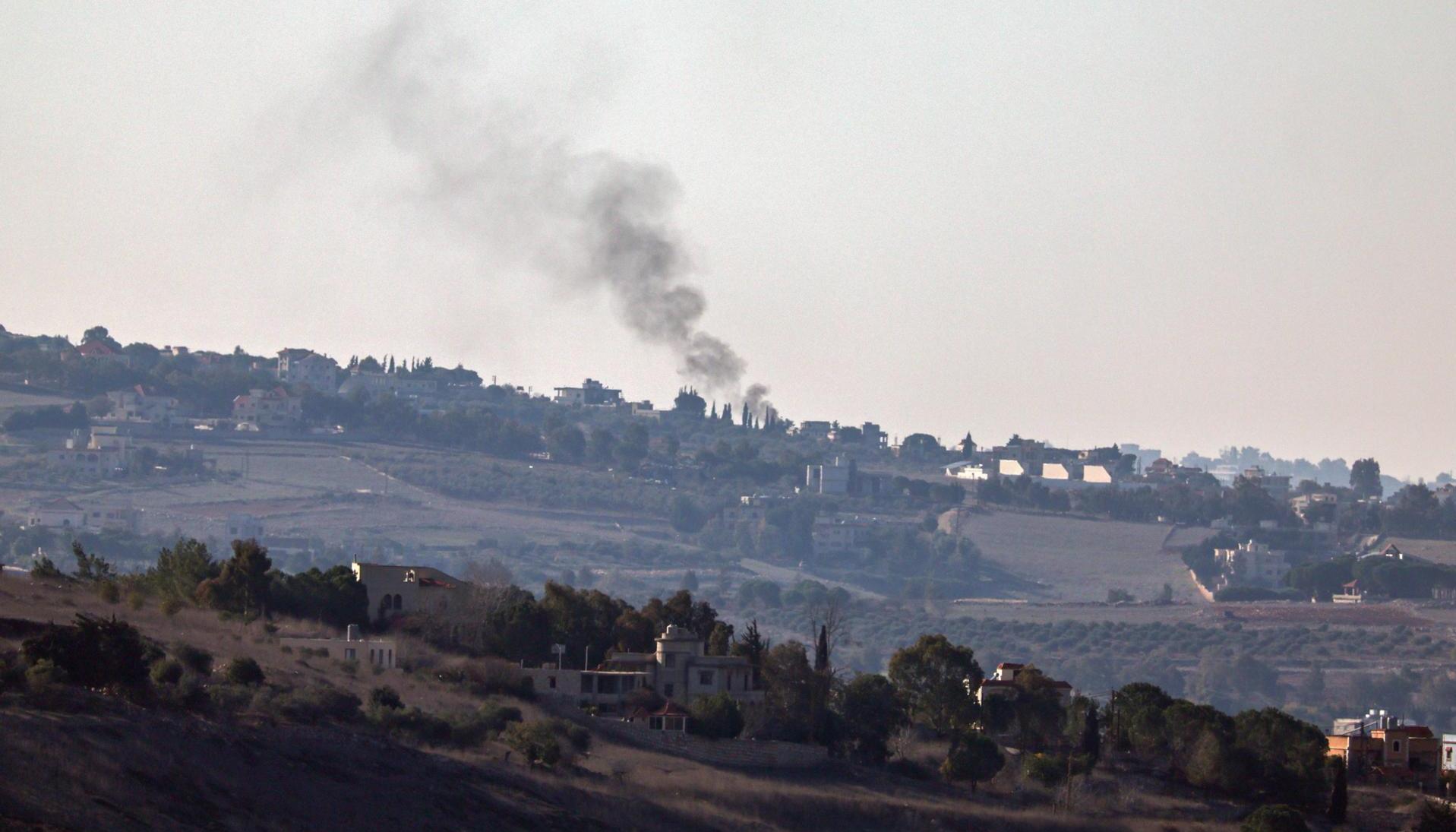El humo se eleva tras ataque de Hizbulá a Israel en zona fronteriza.