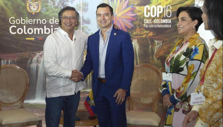 Gustavo Petro posando con el Presidente de Ecuador, Daniel Noboa.