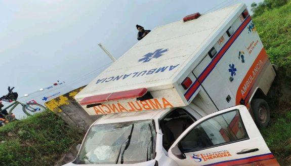 Así quedó la ambulancia tras el accidente. 