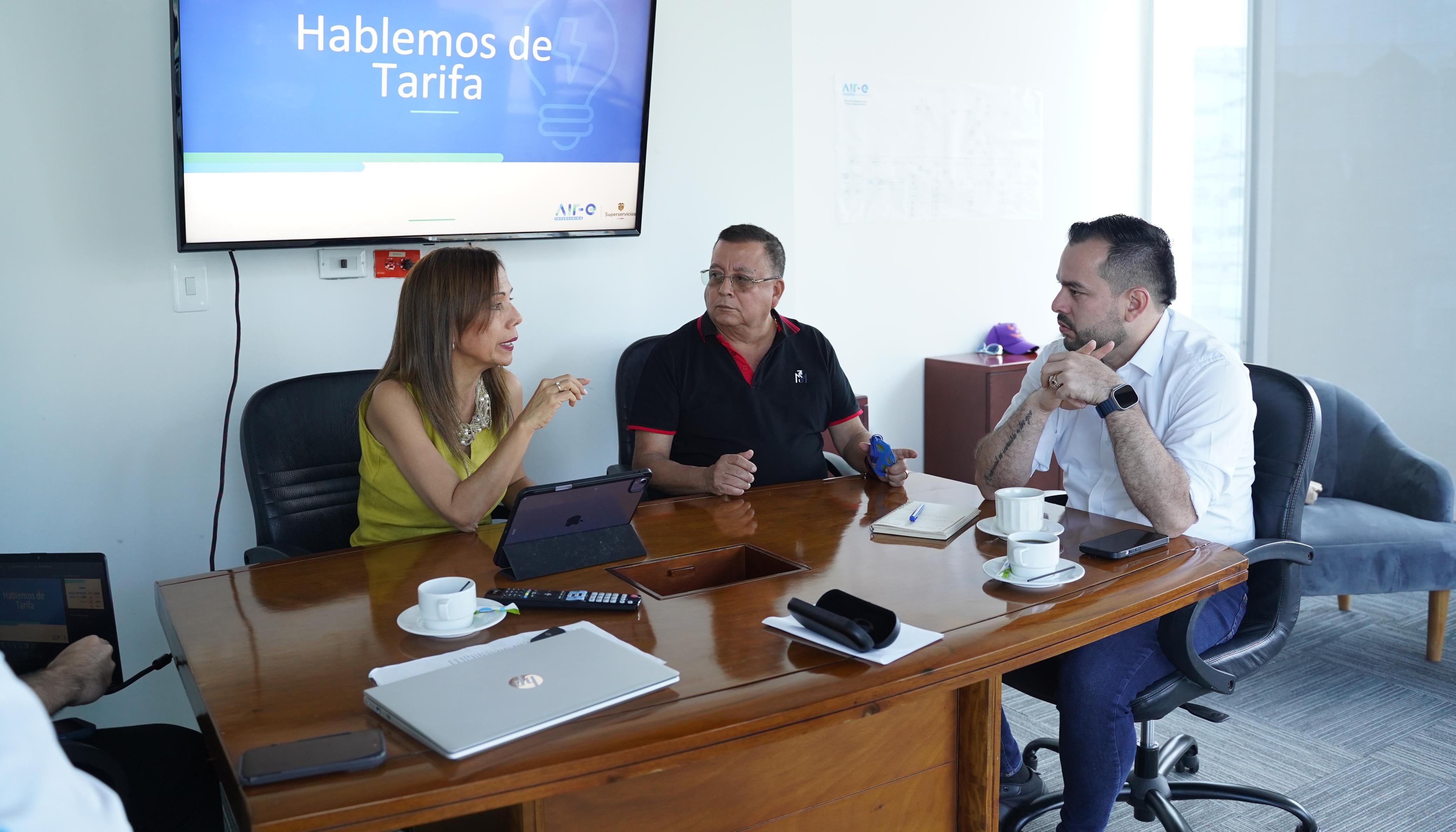 Los comisionados Fanny Guerrero y William Mercado con el agente interventor Edwin Palma.