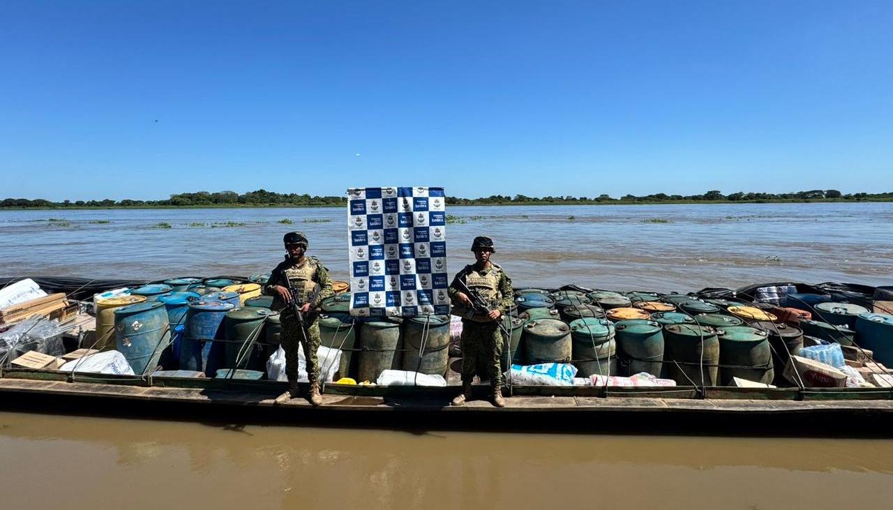 Armada con el material incautado. 