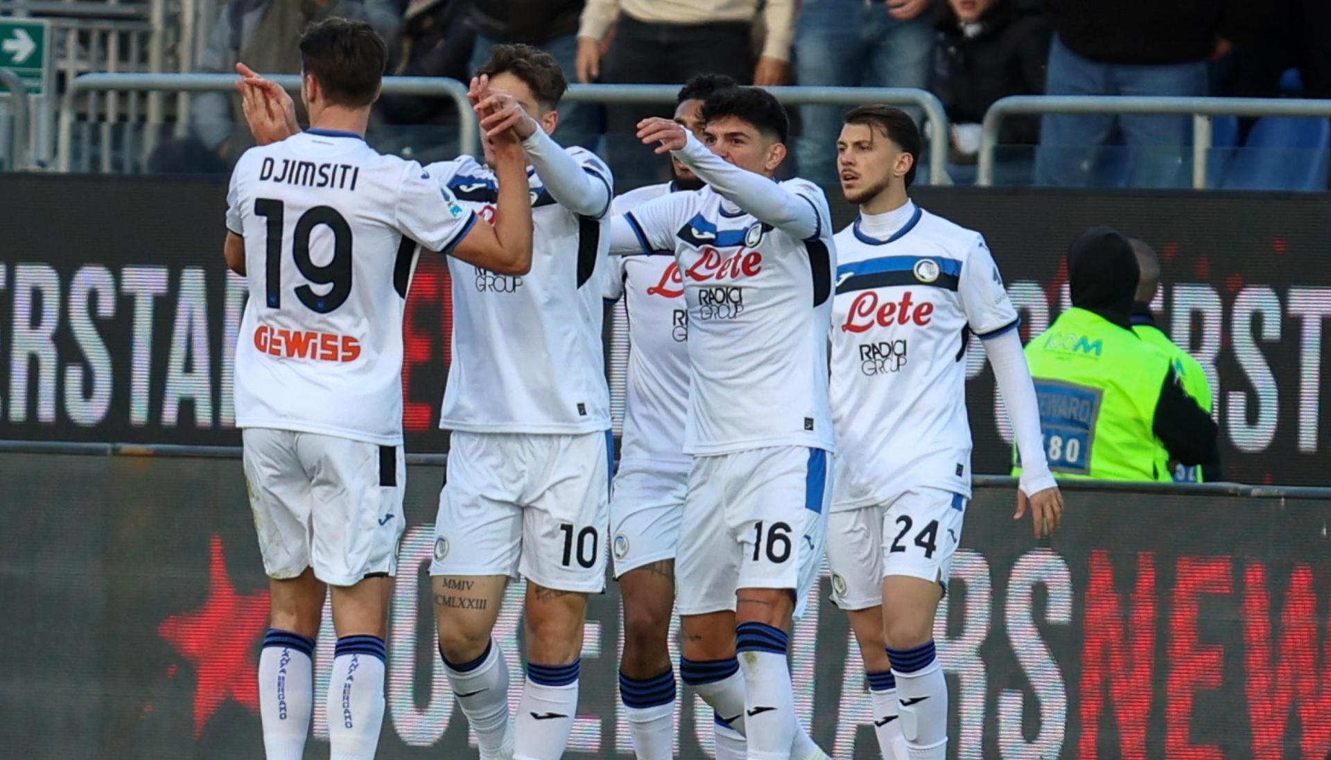 Jugadores de Atalanta celebrando el único gol del encuentro.