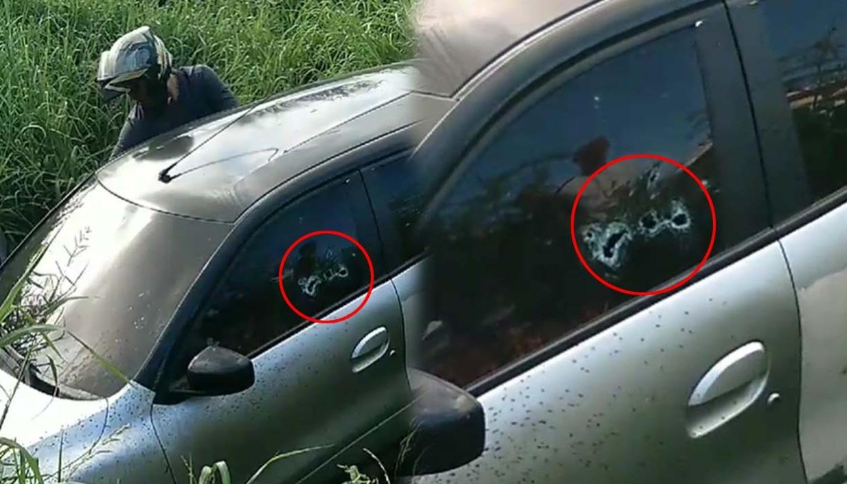 El vehículo registra los impactos de bala en uno de sus vidrios. 