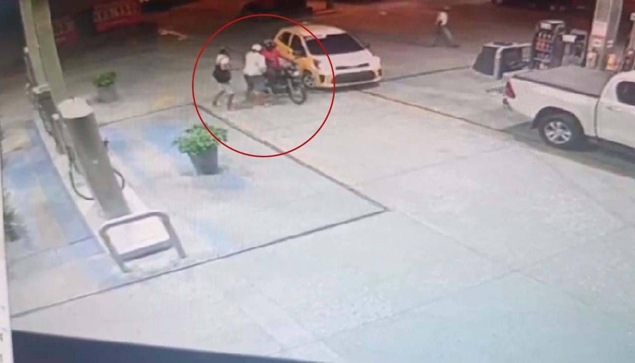 Momento en que tres de los ladrones emprenden la huida en una motocicleta. 