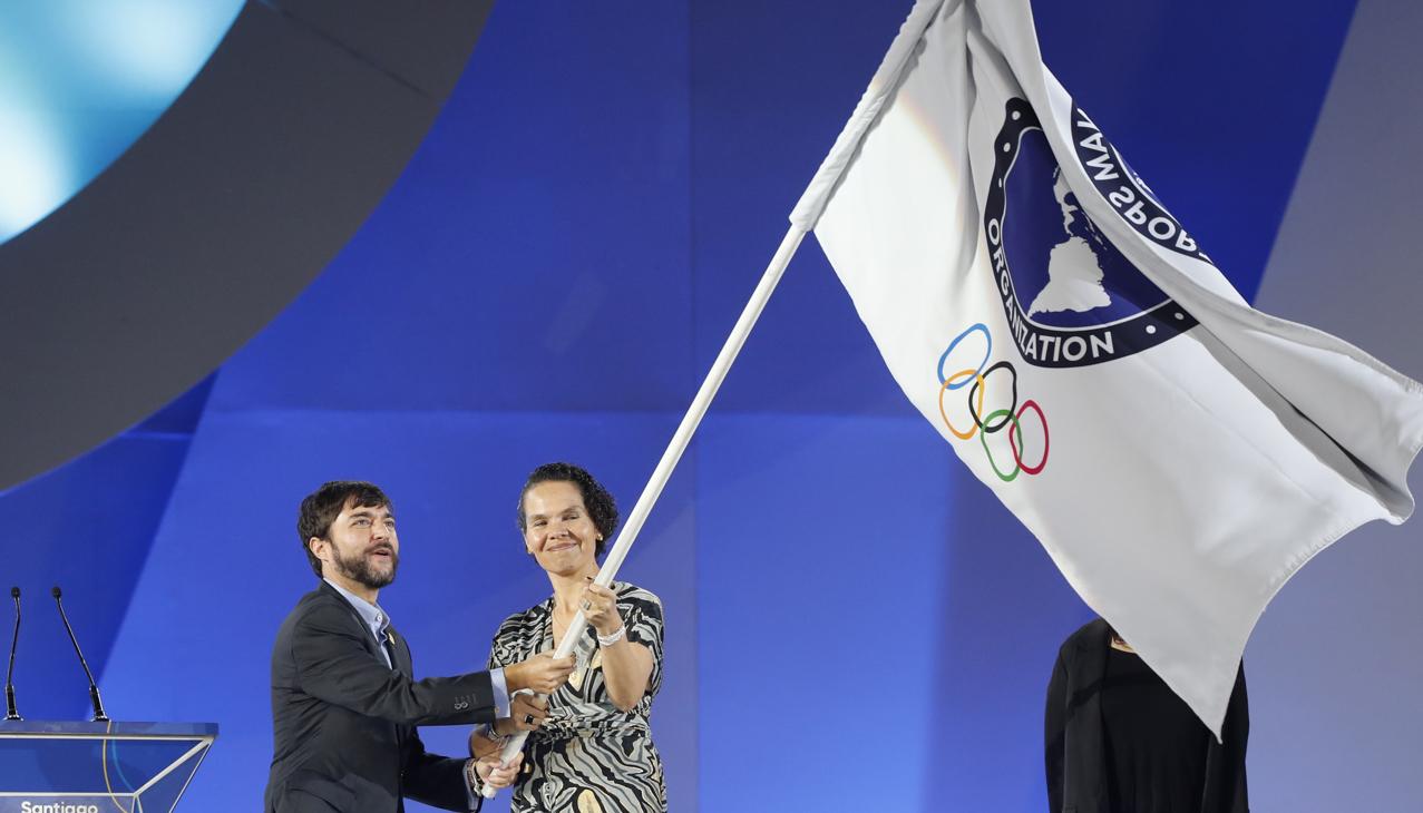 Jaime Pumarejo y Astrid Rodríguez recibieron en noviembre de 2023 la bandera de Panam Sports.